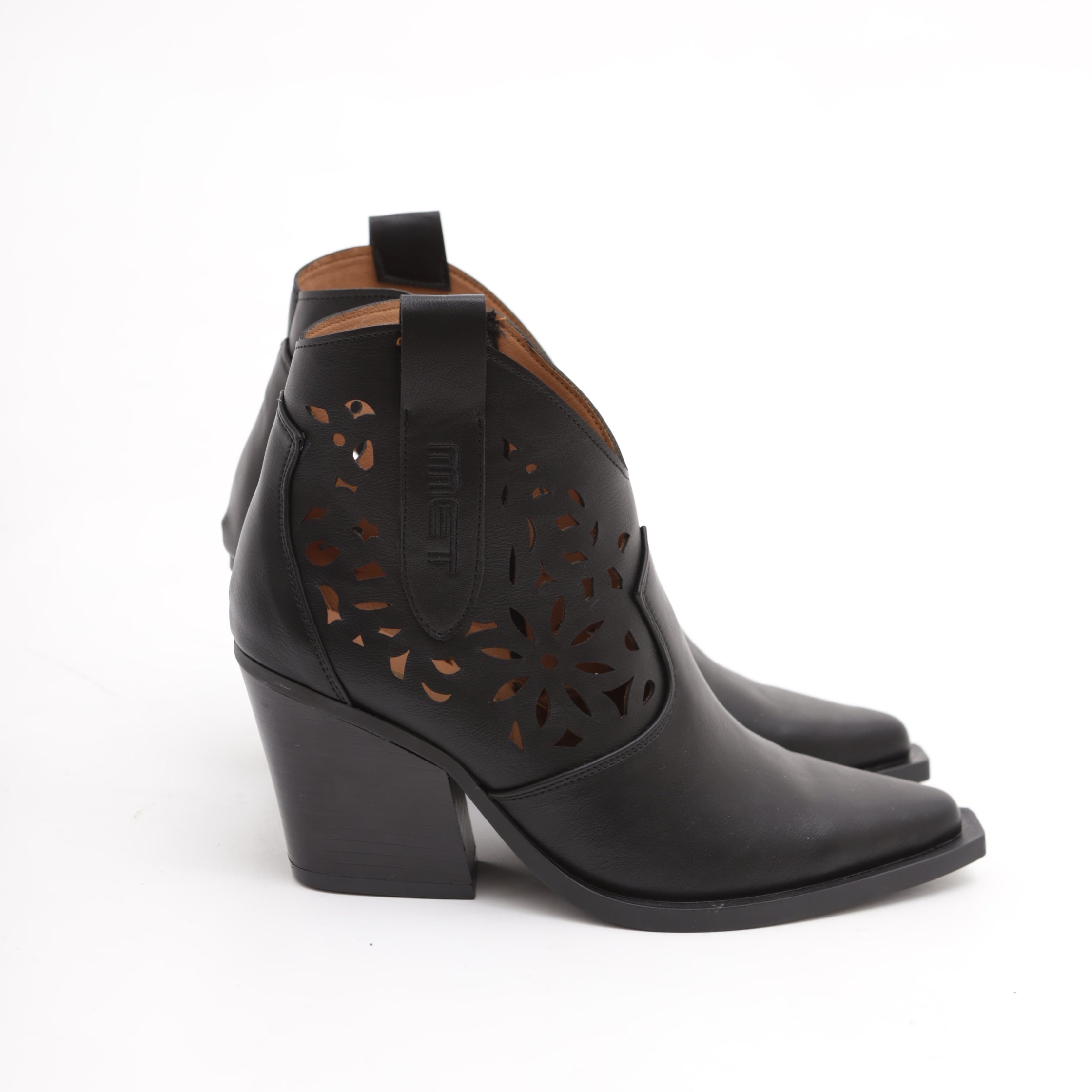 M10 402 SHOES